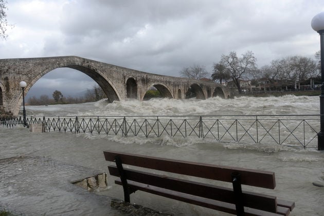 Το Γεφύρι της Πλάκας δεν υπάρχει πια…