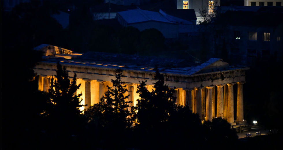 Φωτισμένα μνημεία της Αθήνας κατά τη διάρκεια της νύχτας
