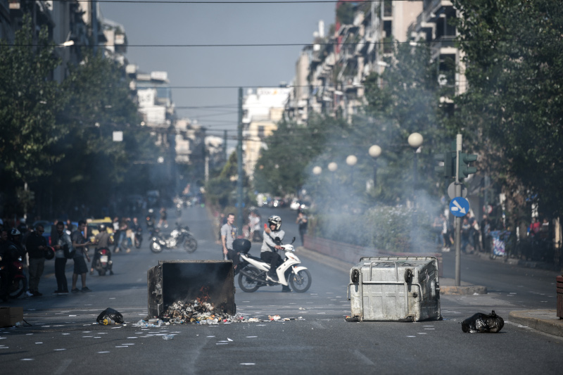 Ένταση στην ΑΣΟΕΕ με χημικά και καμένους κάδους