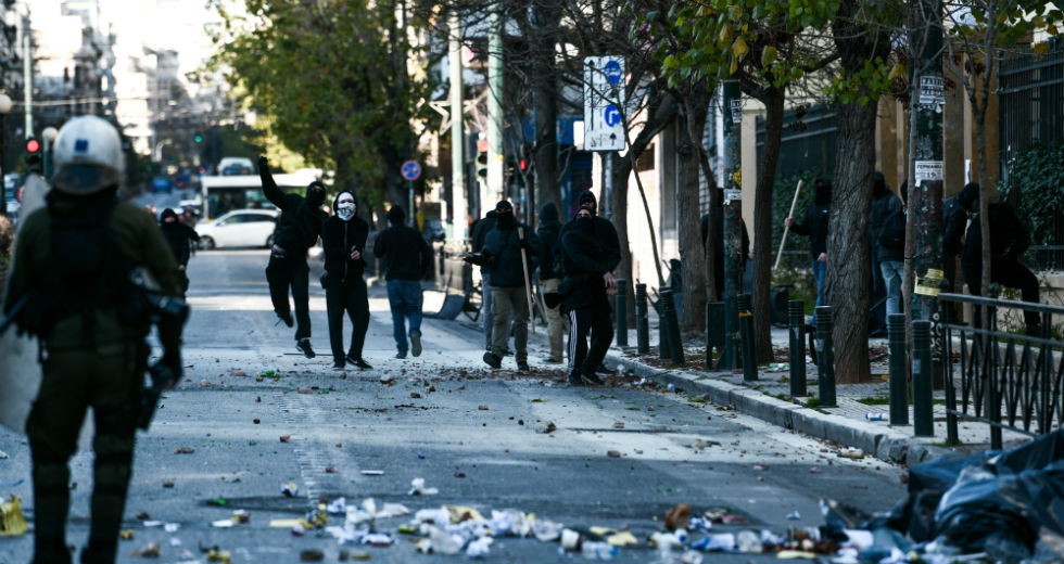 Ένταση και δακρυγόνα στην ΑΣΟΕΕ