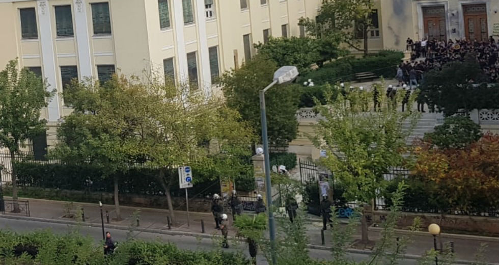 Επίδειξη αυταρχισμού με εισβολή ΜΑΤ στην ΑΣΟΕΕ