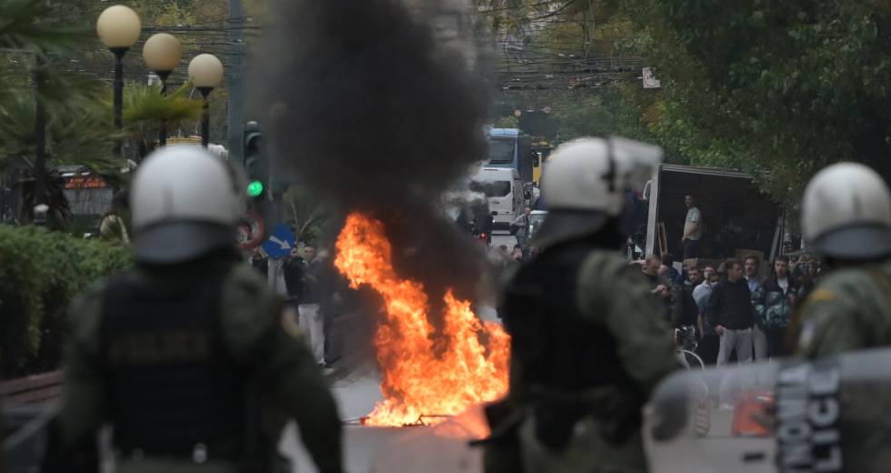ΑΣΟΕΕ: Το βίντεο με τους πυροβολισμούς και οι παιδαριώδεις απαντήσεις του αστυνομικού