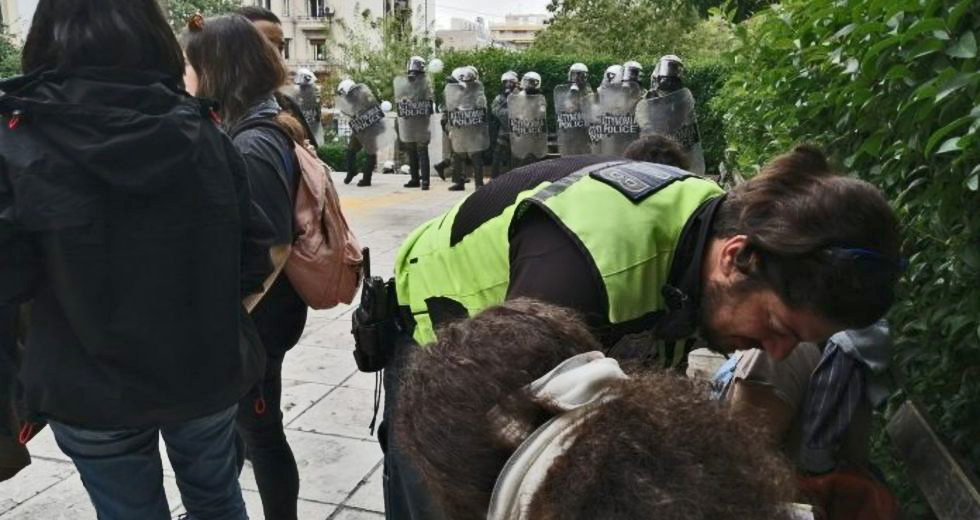 Εδώ ΑΣΟΕΕ, έξω τα ΜΑΤ από τις σχολές