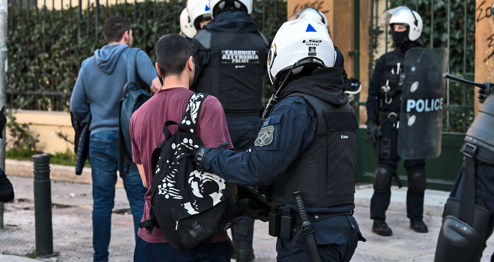 Διέκοψαν τα μαθήΜΑΤα στην ΑΣΟΕΕ με όργιο αστυνομικής βίας