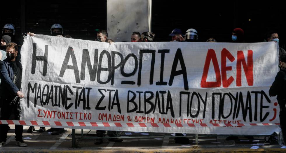 Διαμαρτυρία στον «Ιανό» για εκδίωξη αστέγων: Η ανθρωπιά δεν μαθαίνεται στα βιβλία που πουλάτε;»