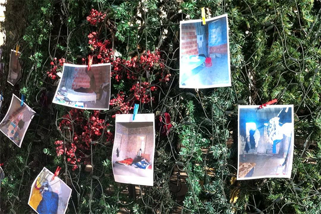 Χανιά: «Στόλισαν» το δέντρο με φωτογραφίες αστέγων