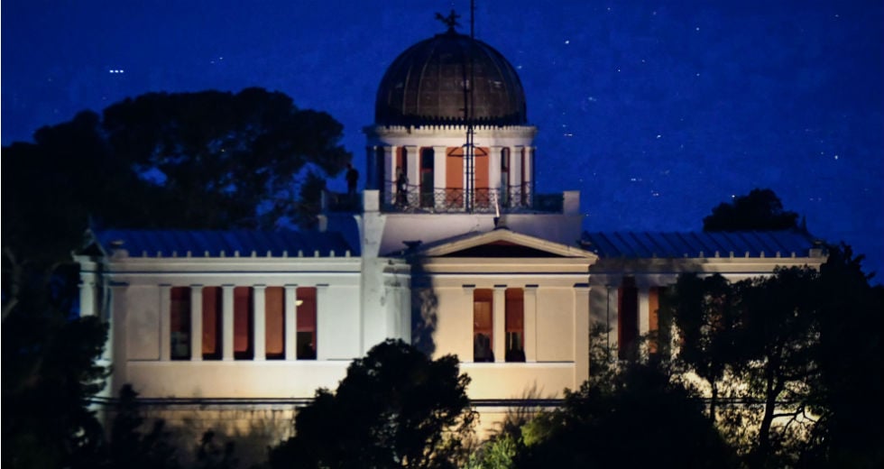 Φωτισμένα μνημεία της Αθήνας κατά τη διάρκεια της νύχτας