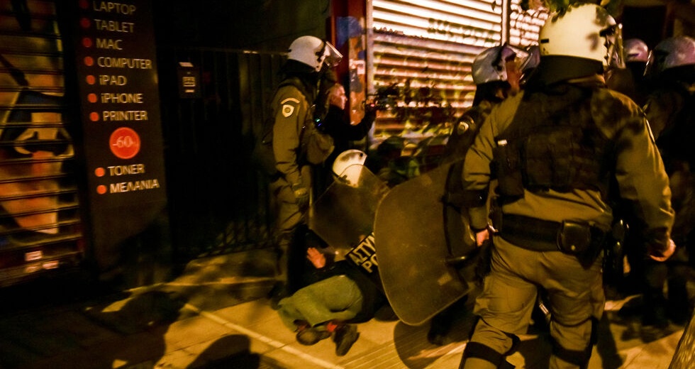Η Διεθνής Αμνηστία βγάζει… στην αναφορά τις πρακτικές Μητσοτάκη