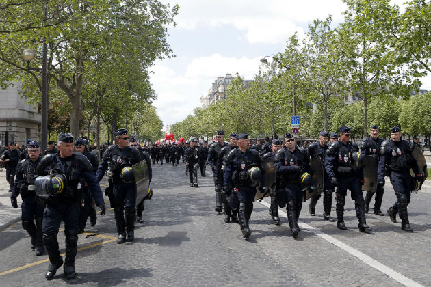 Νέες μαζικές κινητοποιήσεις παραλύουν τη Γαλλία