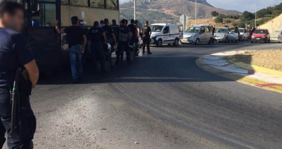 Επίθεση ρατσιστών σε χώρο λατρείας και σπίτι μεταναστών στο Τυμπάκι (βίντεο)