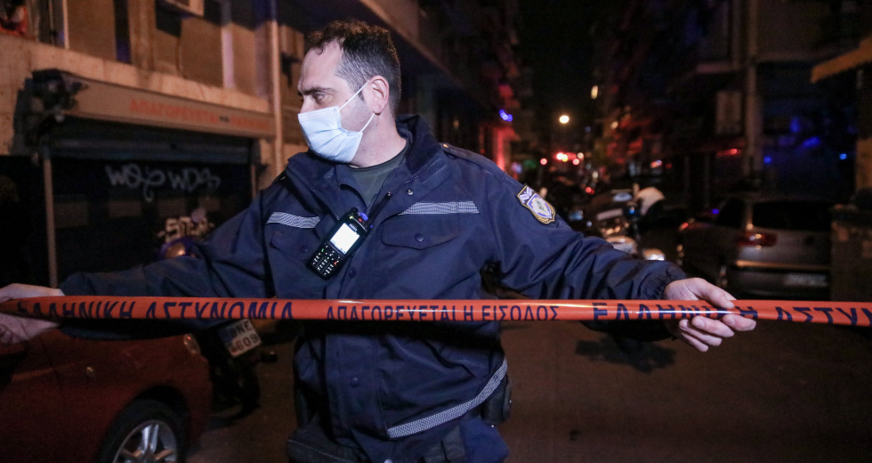 Κρατά όμηρο την σύντροφό του και απειλεί να ανατινάξει την πολυκατοικία
