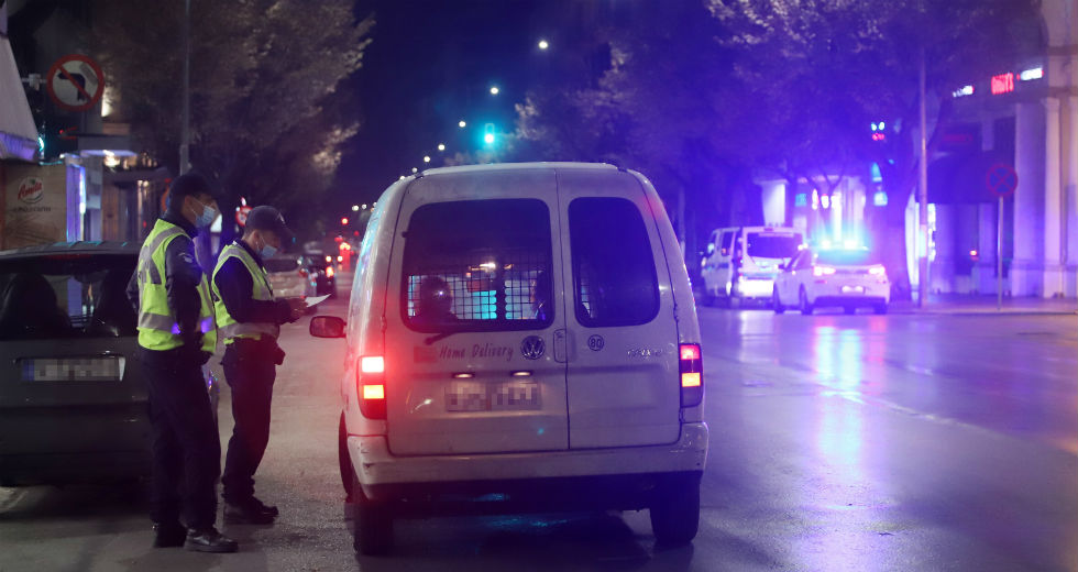 Έρημες πόλεις η Αθήνα και η Θεσσαλονίκη μετά τα μεσάνυχτα [εικόνες]