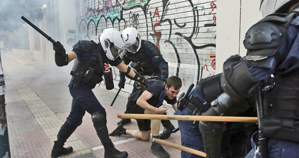 Ξύλο στους αντιφασίστες, πλάτες στους φασίστες στην πλατεία Βικτωρίας