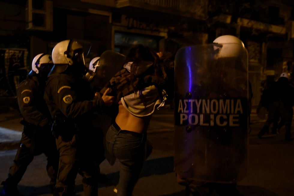 Γδύνουν, δέρνουν και προκαλούν!
