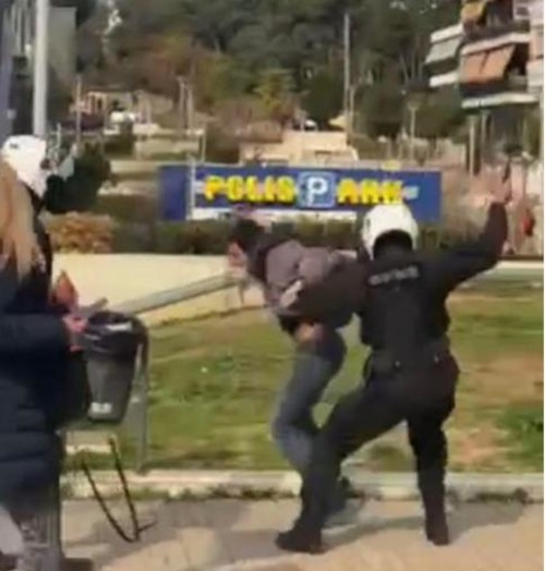 Τι κρατούσε ο αστυνομικός στη Ν. Σμύρνη; Μα τα γάντια του βρε κουτά