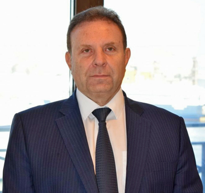 Ακροβασία σε δύο βάρκες στο λιμάνι