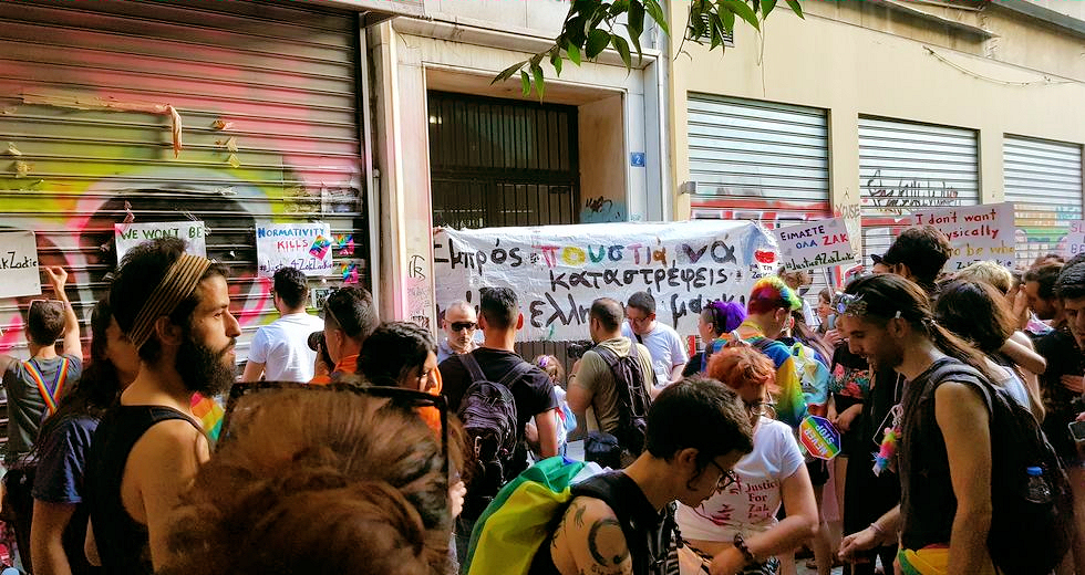 Η βαριά σκιά του Ζακ πήρε τα χρώματα του ουράνιου τόξου