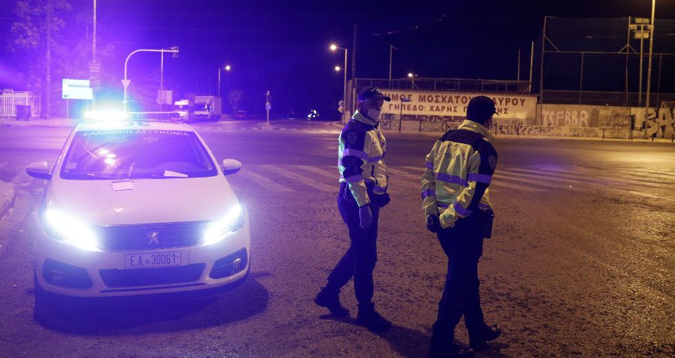 Έρημες πόλεις η Αθήνα και η Θεσσαλονίκη μετά τα μεσάνυχτα [εικόνες]