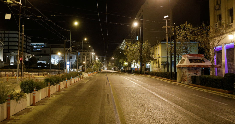 Έρημες πόλεις η Αθήνα και η Θεσσαλονίκη μετά τα μεσάνυχτα [εικόνες]