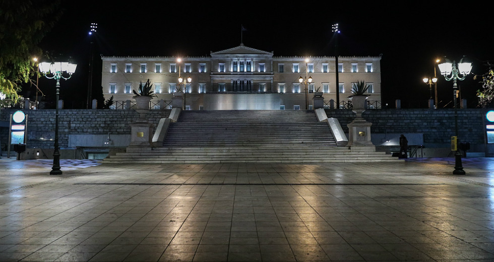 Έρημες πόλεις μετά τις 9 το βράδυ