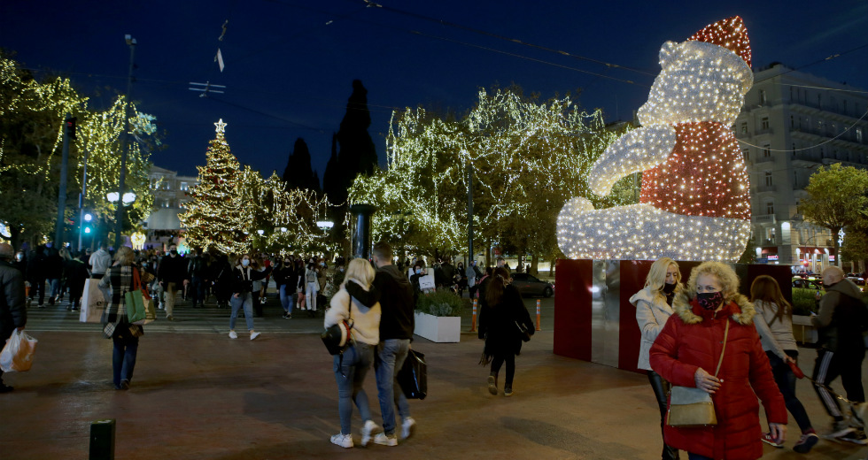 Αυξημένη κίνηση στο κέντρο της Αθήνας, υπό το βλέμμα της αστυνομίας