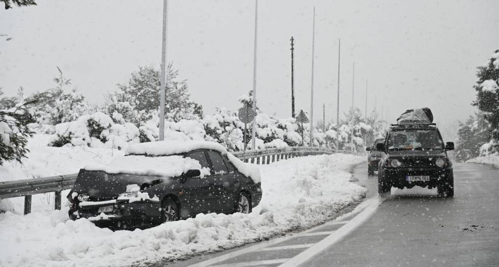 Προβλήματα στους δρόμους από την κακοκαιρία – Χιόνια και στην Αθήνα [ Live χάρτης ]