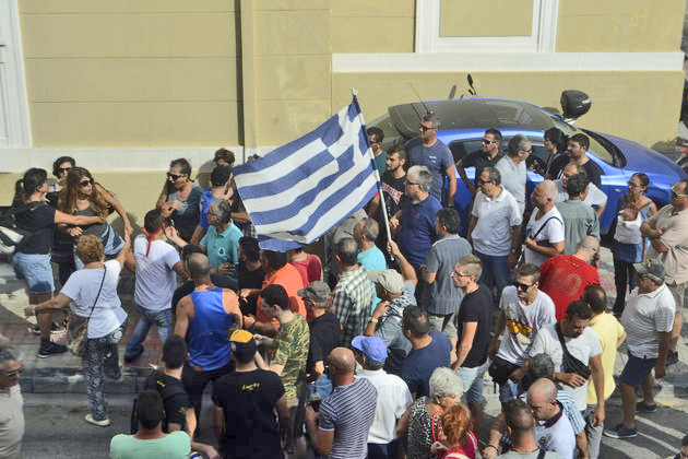 Για τον ακροδεξιό κύριο με το γαλάζιο μπλουζάκι…