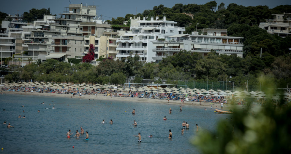 Βουτιές στη θάλασσα και ηλιοθεραπεία με τον πρώτο καύσωνα της χρονιάς