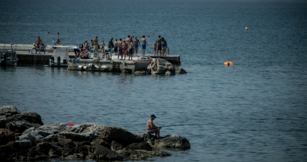Βουτιές στη θάλασσα και ηλιοθεραπεία με τον πρώτο καύσωνα της χρονιάς