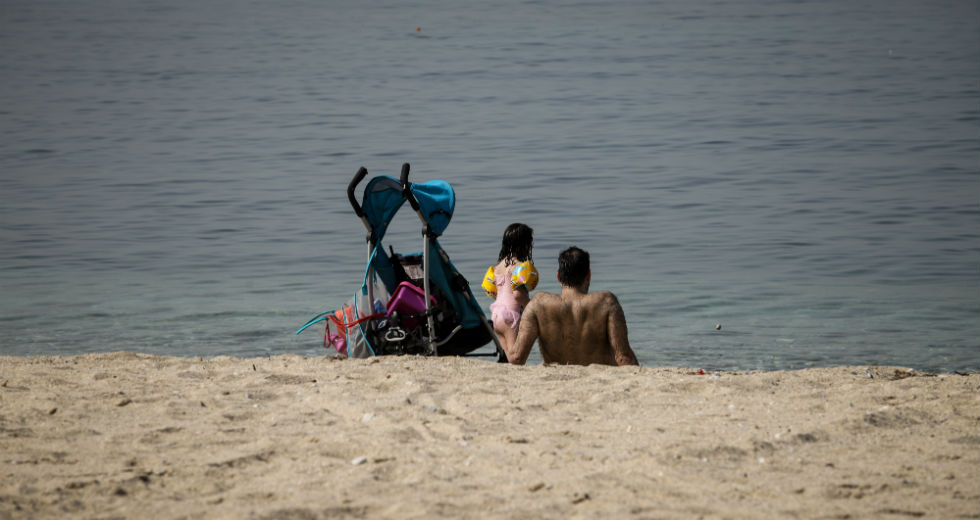 Βουτιές στη θάλασσα και ηλιοθεραπεία με τον πρώτο καύσωνα της χρονιάς