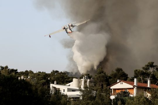 Πυρκαγιά στον Ασπρόπυργο, συντρέχουν εναέρια μέσα