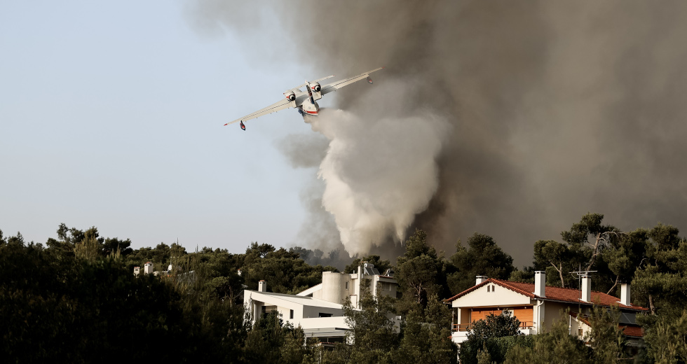 Πυρκαγιά στον Ασπρόπυργο, συντρέχουν εναέρια μέσα