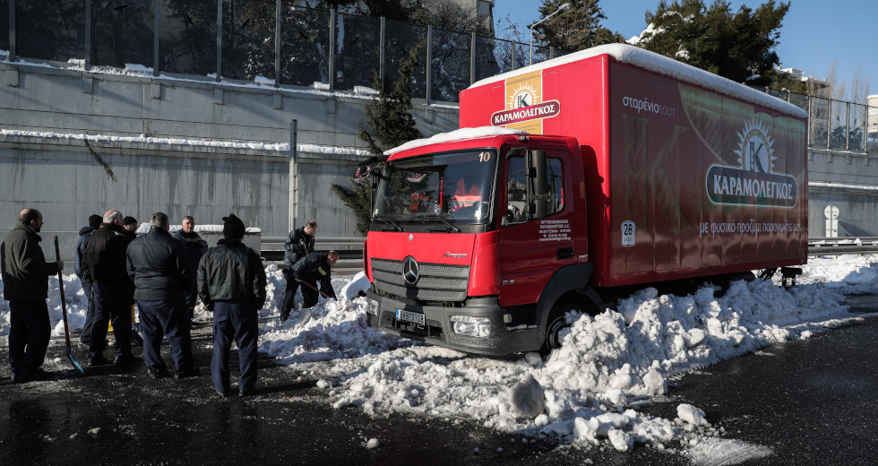 Τρίτη ημέρα με παρατημένα οχήματα στη μέση του δρόμου