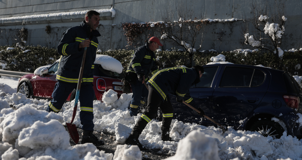 Τρίτη ημέρα με παρατημένα οχήματα στη μέση του δρόμου
