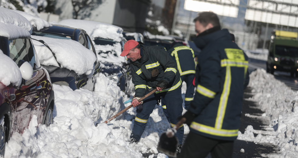 Τρίτη ημέρα με παρατημένα οχήματα στη μέση του δρόμου