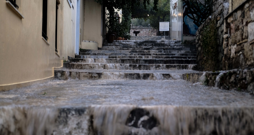 Προβλήματα και κυκλοφοριακό χάος με καταιγίδα μίας ώρας στην Αττική