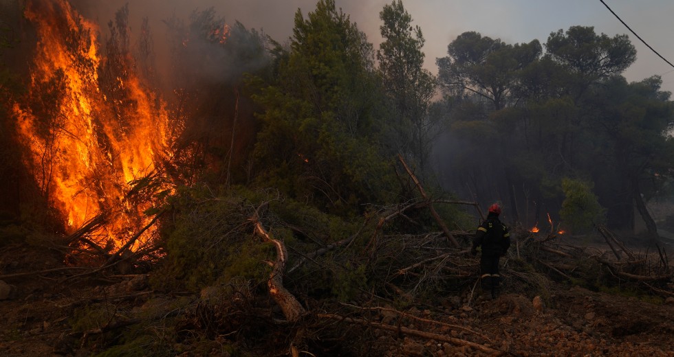 Ανεξέλεγκτο για τέταρτο 24ωρο το πύρινο μέτωπο στα Βίλια