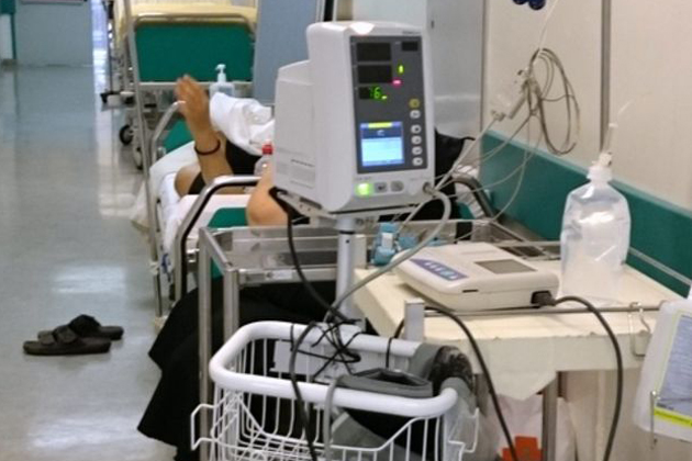 Δημόσια Υγεία με ράντσα στους διαδρόμους και ελλείψεις υλικών