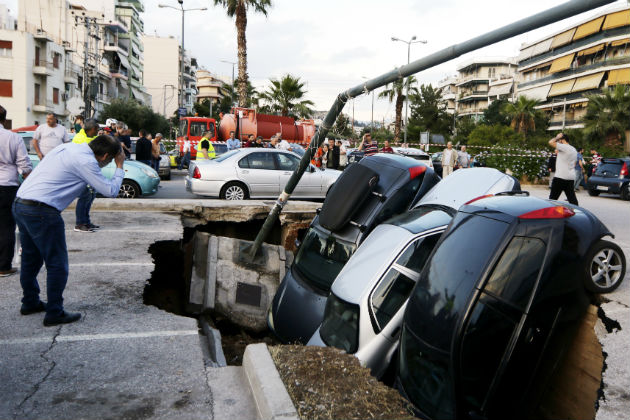 Άνοιξε η γη και «κατάπιε» αυτοκίνητα