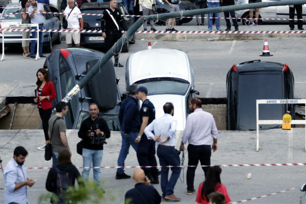 Άνοιξε η γη και «κατάπιε» αυτοκίνητα
