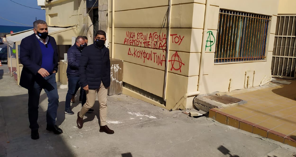 Ηράκλειο: Εισβολή στο γραφείο του Αυγενάκη – Έγραψαν συνθήματα για τον Κουφοντίνα