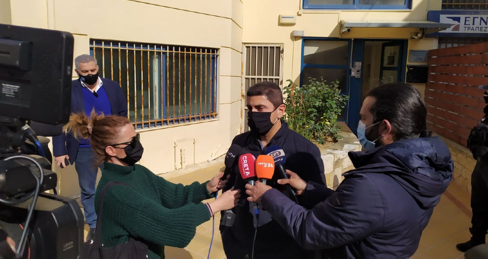 Ηράκλειο: Εισβολή στο γραφείο του Αυγενάκη – Έγραψαν συνθήματα για τον Κουφοντίνα