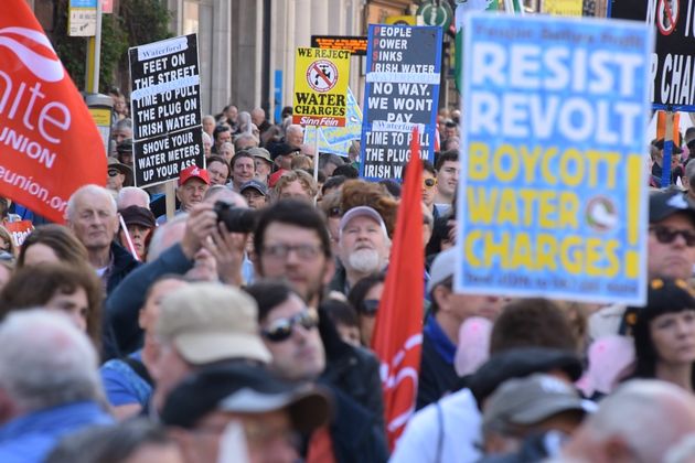 Η Ε.Ε. πιέζει υπερχρεωμένες χώρες να ιδιωτικοποιήσουν το νερό τους