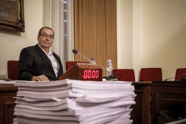 Ο Αδωνις απειλεί τα μέλη της εξεταστικής