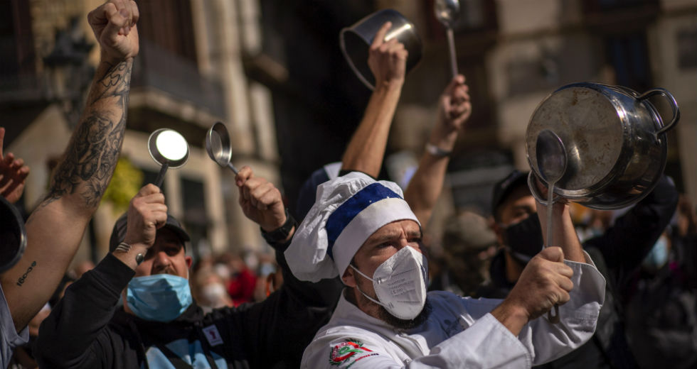 «Πυρήνας» Covid-19 η γαλλική Γερουσία, ρεκόρ εβδομάδας στην Ισπανία