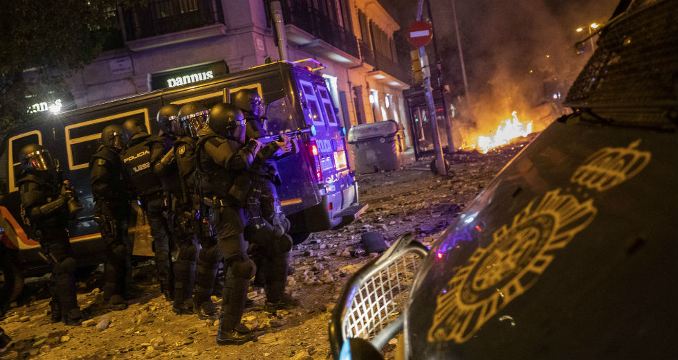 Πεδίο μάχης για πέμπτη νύχτα η Βαρκελώνη, τη Μαδρίτη καλεί σε διάλογο ο Τόρα
