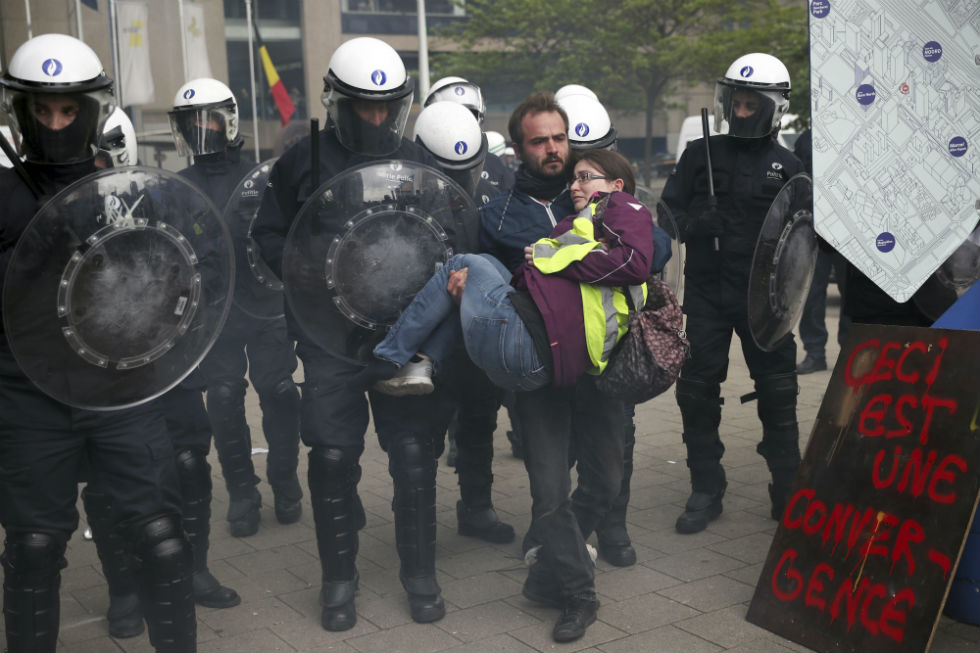 Επεισόδια και 350 συλλήψεις στις Βρυξέλλες με τα κίτρινα γιλέκα