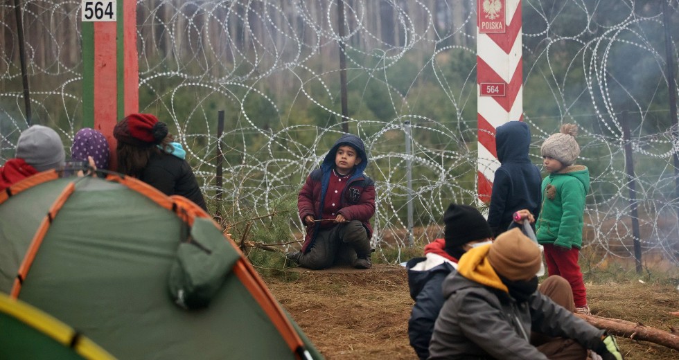 Μέσω Μόσχας η πίεση στο Μινσκ, ενώ η κρίση στα σύνορα με την Πολωνία κλιμακώνεται