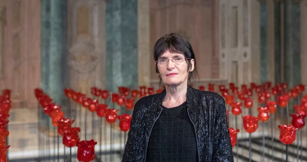 Αισθησιακά ρόδα με κοφτερές λάμες σε μπαρόκ φόντο