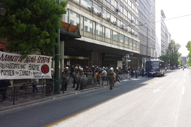 Επίθεση από τα ΜΑΤ έξω από το υπουργείο Εργασίας